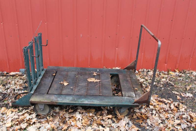 lot 267 image: 4-Wheel Industrial Cart