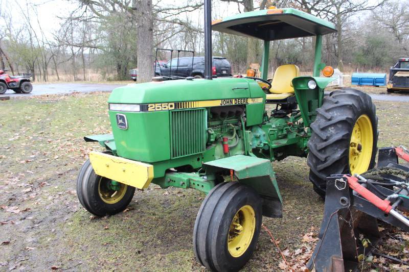 lot 237 image: John Deere 2550 Tractor