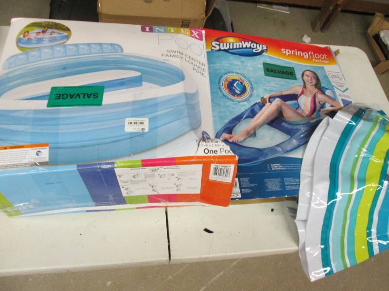 Family Lounge Pool, & 2 Floatation ...