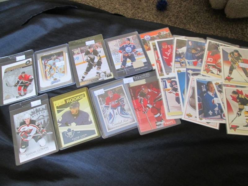 25 Hockey Star Cards...