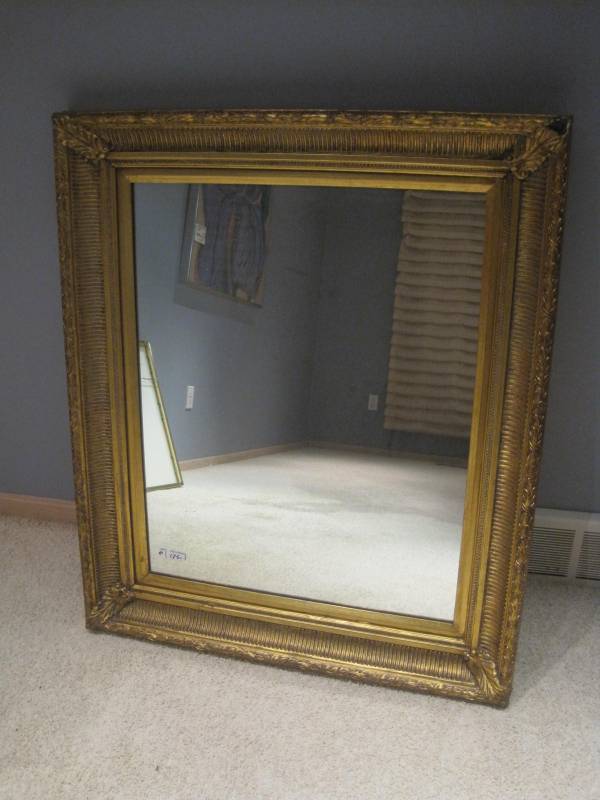 lot 4 image: Vintage Gold Framed Mirror.
