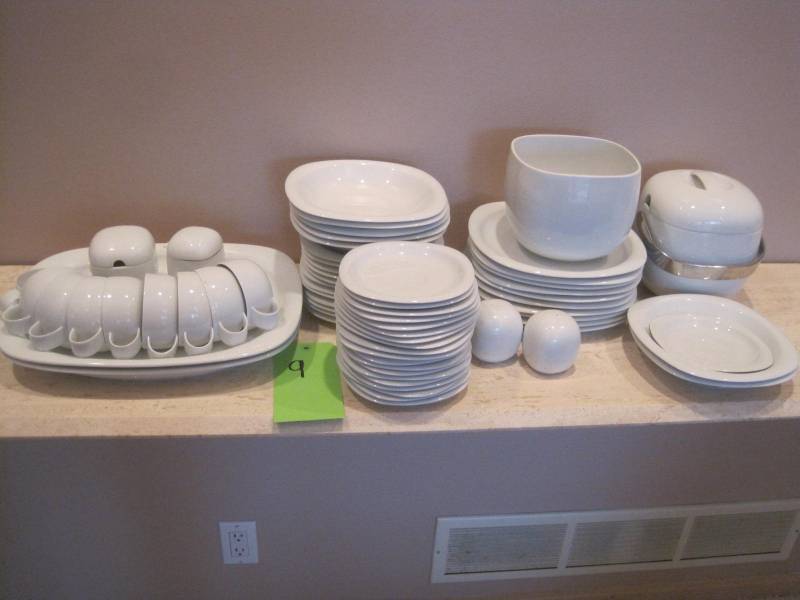 lot 9 image: Collectible Rosenthal China Suomi Pattern.