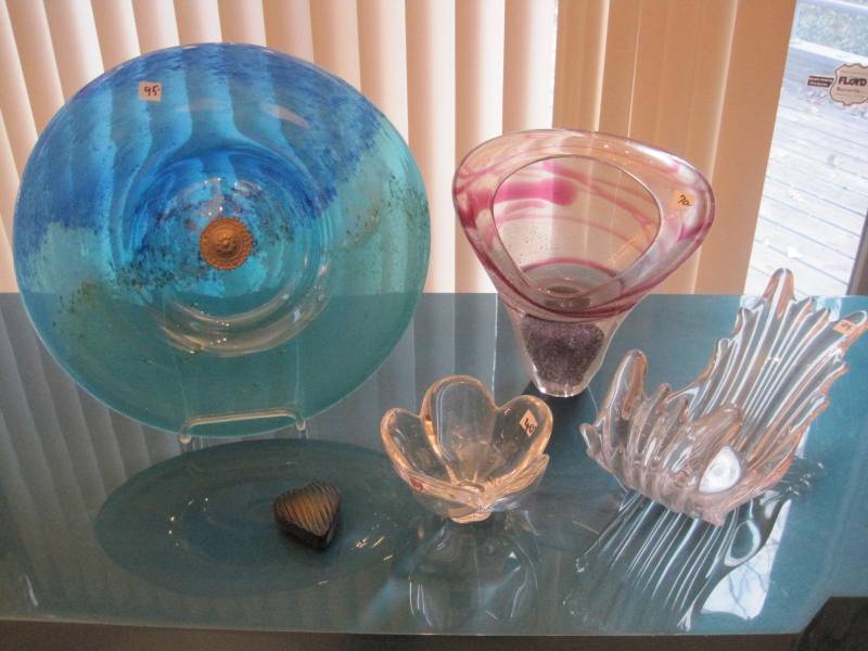 lot 12 image: Lot of 5 pieces of Art Glass by Orrefors, Fenton, Jablonski and others.