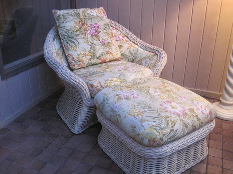 lot 16 image: 2 piece wicker Patio Set with Parrot Designed fabric.