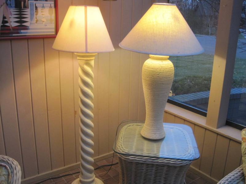 lot 17 image: A pair of Lamps, one floor lamp, one table lamp.