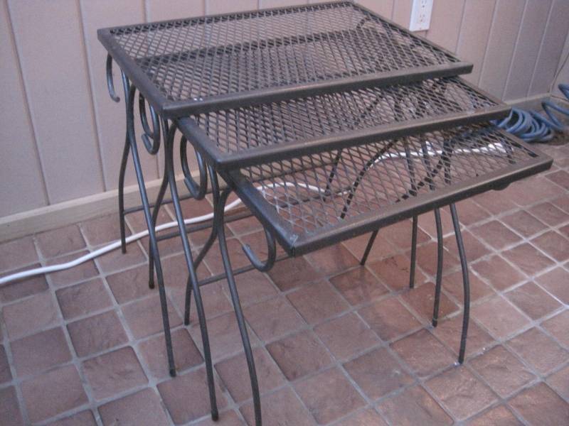 lot 18 image: A set of 3 metal nesting tables.