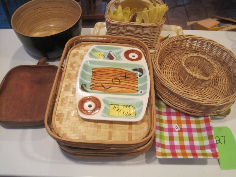 lot 27 image: A lot of trays and baskets great for entertaining and picnics.