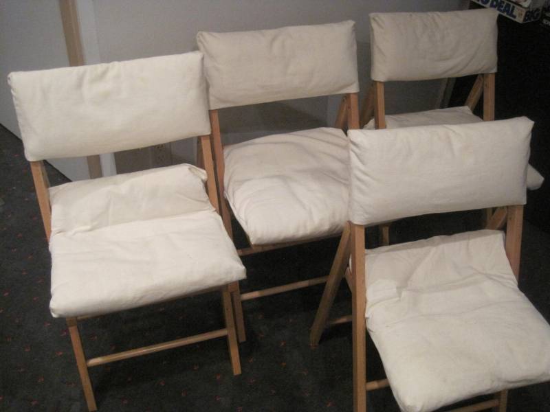 lot 44 image: Set of 4 wood folding chairs with slip covers.