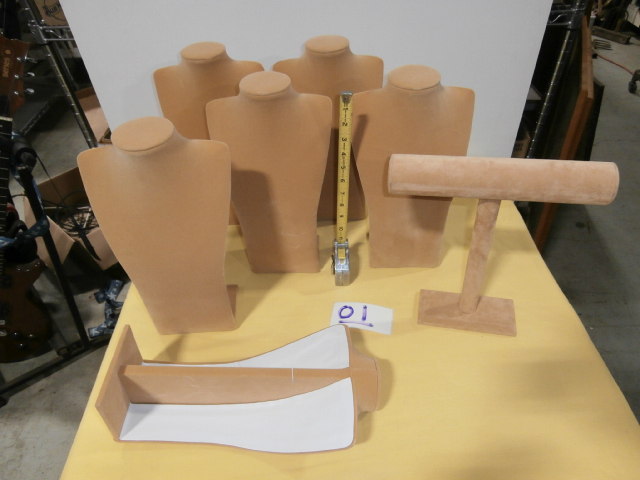 lot 1 image: Retail Jewelry Display Group #1