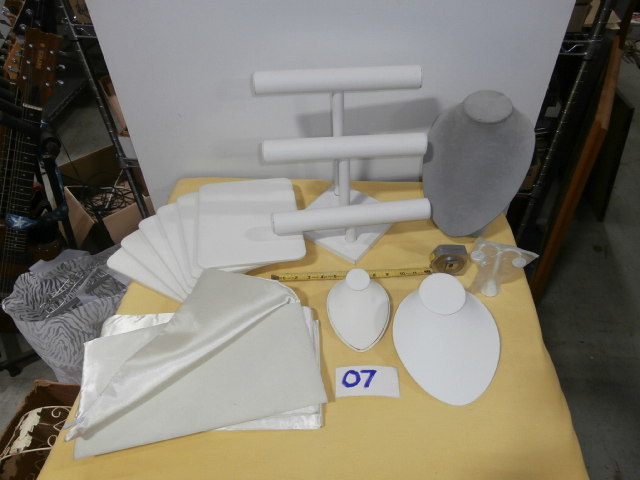 lot 7 image: Retail Jewelry Display Group #6