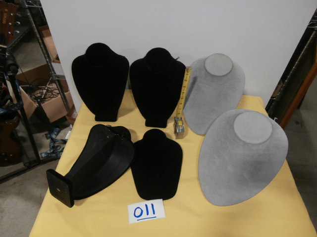 lot 11 image: Retail Jewelry Display Group #10