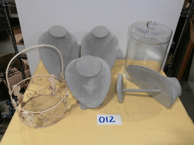 lot 12 image: Retail Jewelry Display Group #11