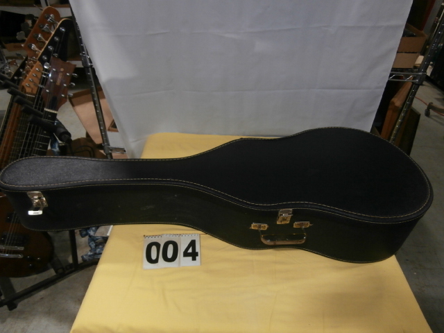 lot 4 image: Vintage Acoustic Guitar Case