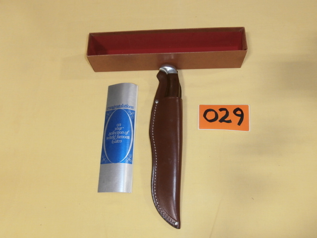 lot 29 image: CUTCO 1069 Hunting Knife & Sheath, MINT