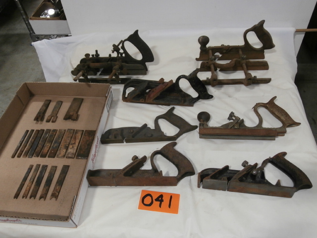 lot 41 image: Large Lot of Vintage Molding Planes