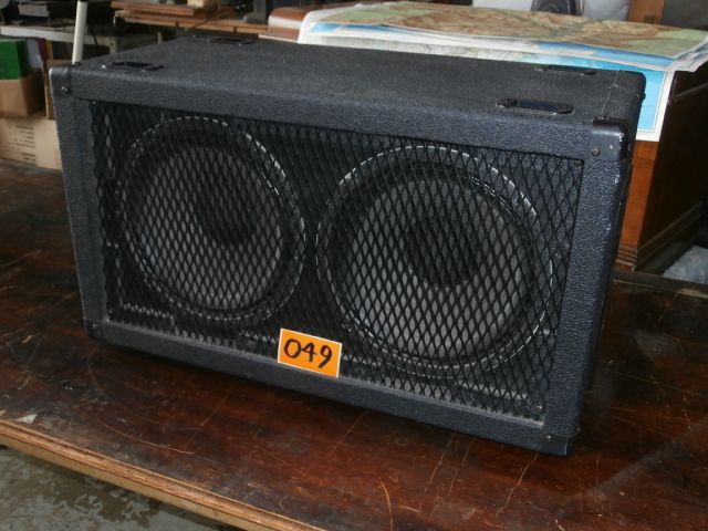 lot 49 image: PEAVEY 212M Stereo Guitar Speaker Cabinet