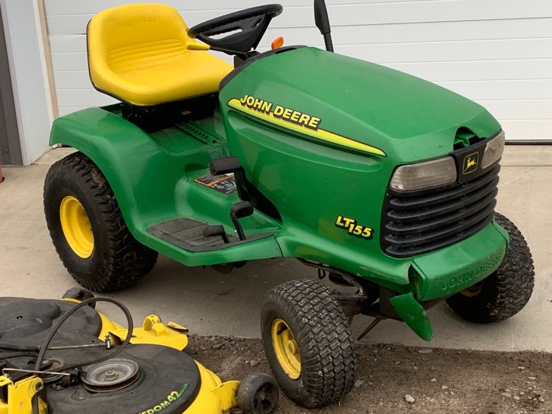 lot 4 image: John Deere LT155 Lawn Tractor