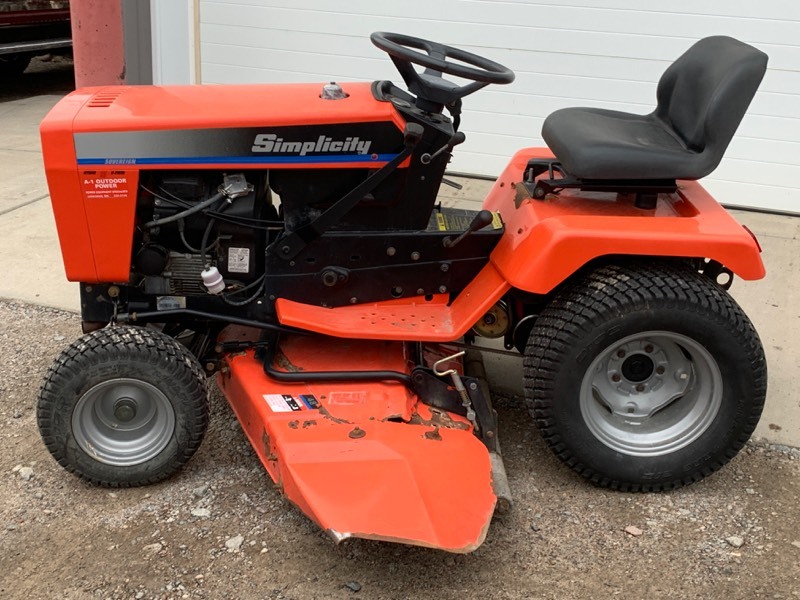 lot 3 image: Simplicity Lawn & Garden Tractor
