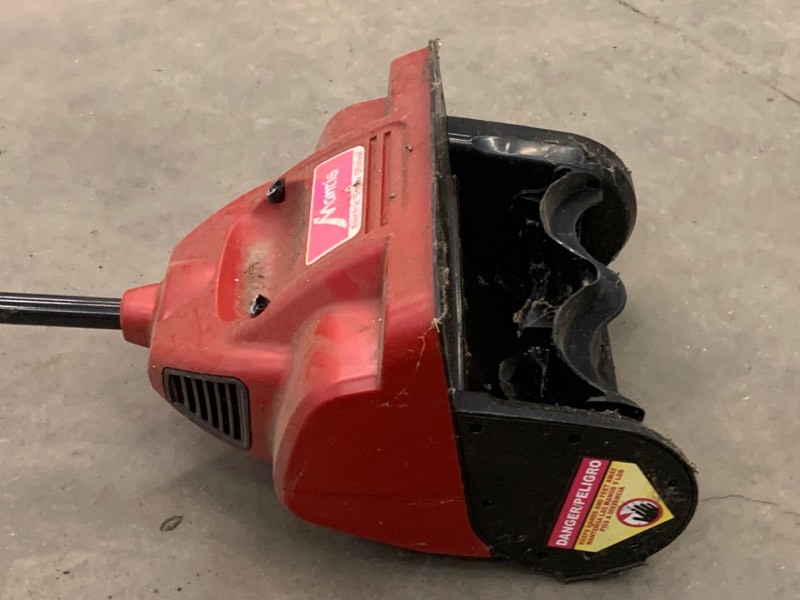 lot 15 image: Mantis Electric Snow Shovel