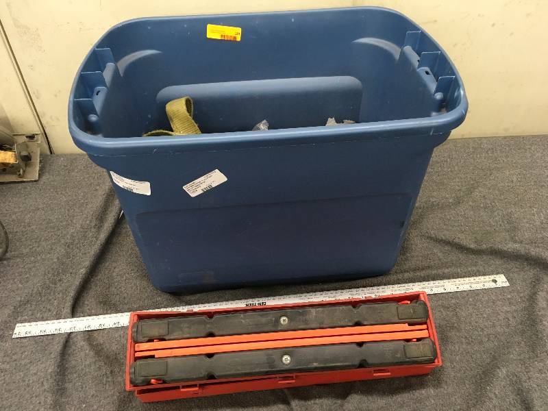 lot 181 image: Ratchet Straps & Vehicle Roadside Emergency Triangles