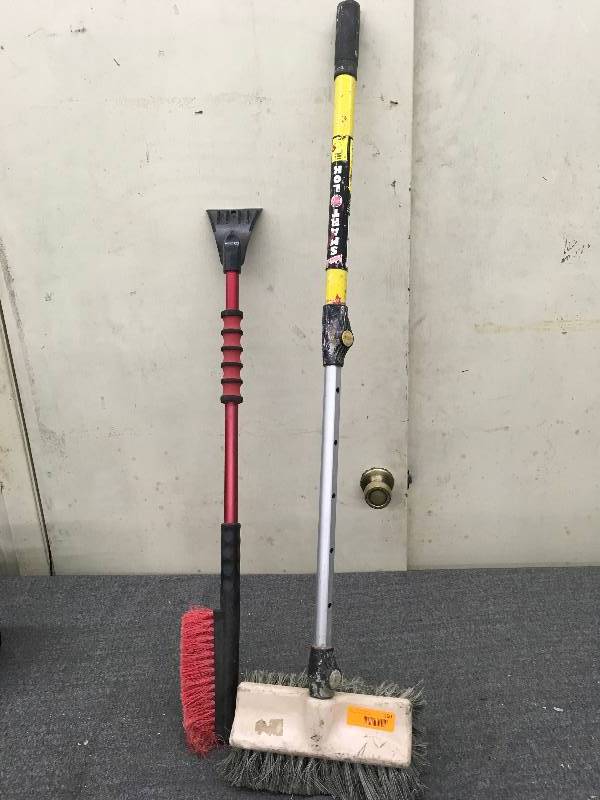 lot 200 image: Vehicle Snow ScraperBrush & Vehicle Washer Brush