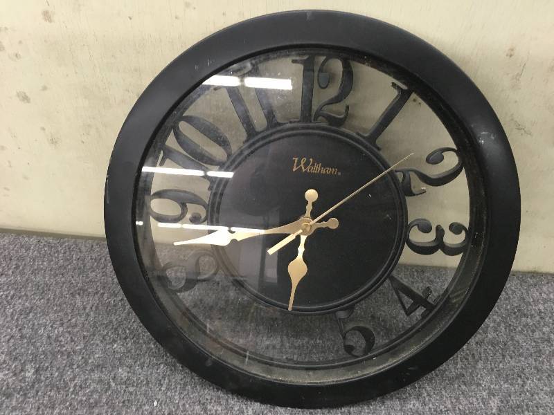 lot 220 image: Waltham Clock
