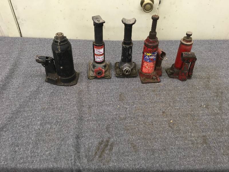 lot 268 image: 5 Jack Stands
