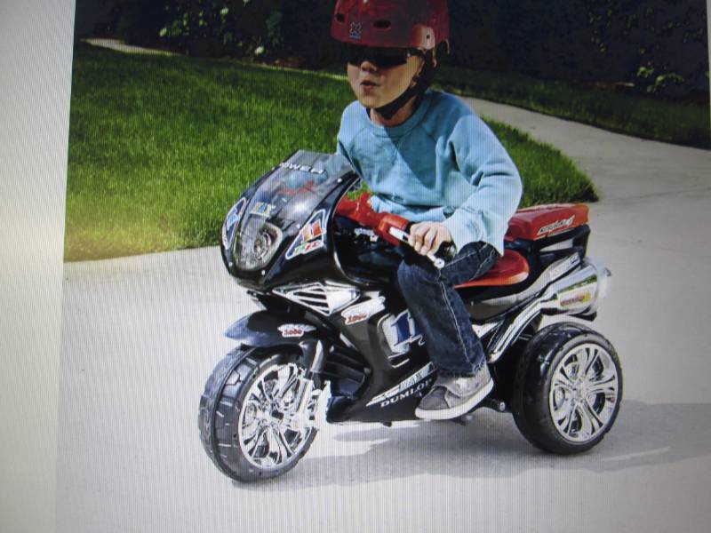 lot 43 image: Battery-Powered 3-Wheel Racer open ...