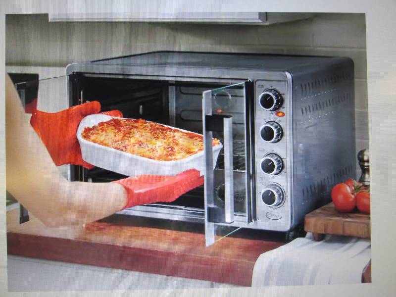 lot 124 image: Double-Door Toaster Oven with Conve...