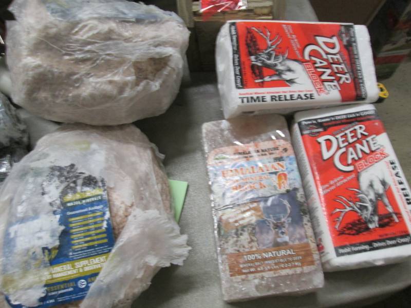 lot 211 image: Lotof 5 Deer Lick Blocks, Open Pkg ...