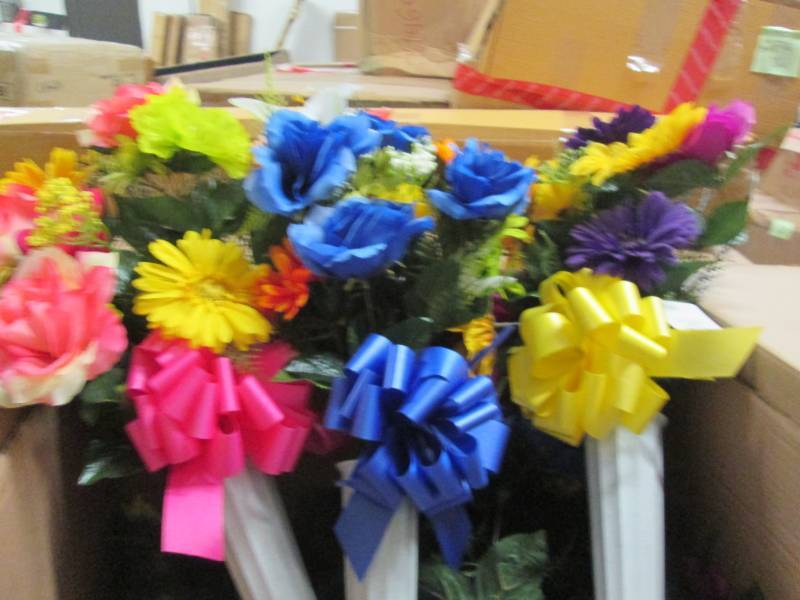 lot 220 image: Box of 12 Artificial Floral Vases R...