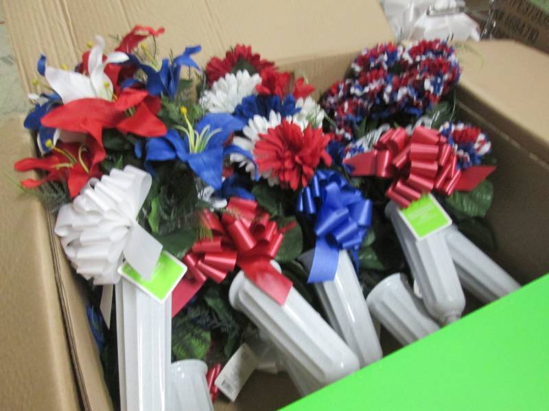 lot 223 image: Box of 8 Patriotic Floral Vases Ret...
