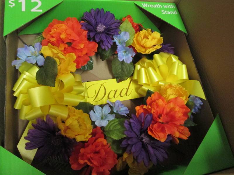 lot 228 image: Box of 4 Wreaths with Stands Retail...