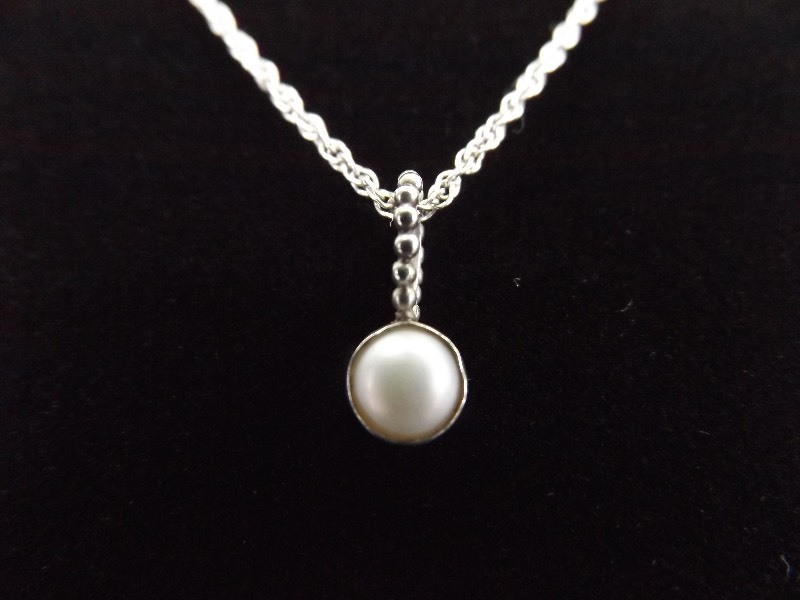 lot 20 image: .925 Sterling Silver Pearl Pendant Necklace