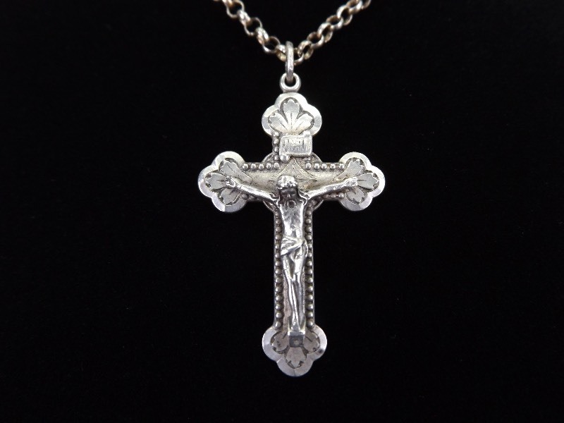lot 22 image: .925 Sterling Silver Detailed Crucifix Pendant Necklace