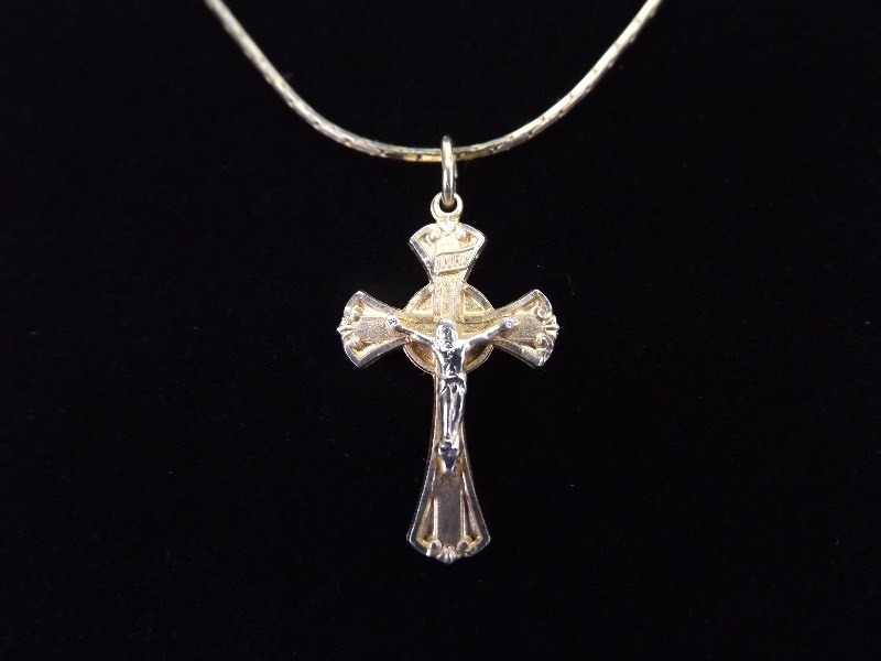 lot 23 image: .925 Sterling Silver Detailed Crucifix Vermeil Pendant Necklace