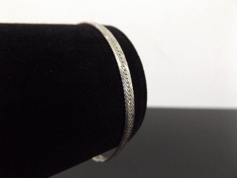 lot 46 image: .925 Sterling Silver Etched Herringbone Bracelet