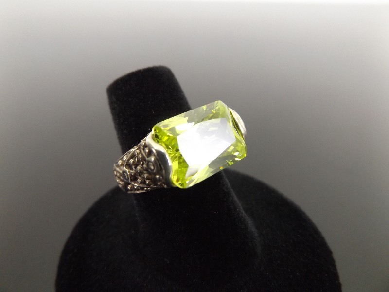 lot 50 image: .925 Sterling Silver Peridot Crystal Cocktail Ring Size 6.25