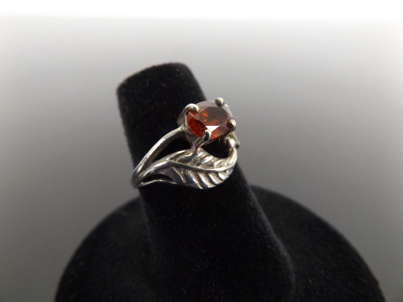 lot 53 image: .925 Sterling Silver Garnet Leaf Ring Size 5