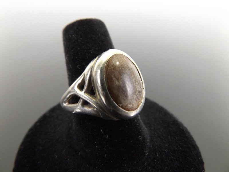 lot 56 image: .925 Sterling Silver Antique Rhino Horn Cabochon Ring Size 8
