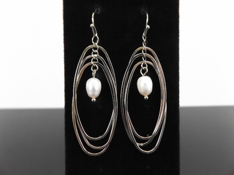 lot 97 image: .925 Sterling Silver Pearl Multi Hoop Hook Clasp Earrings