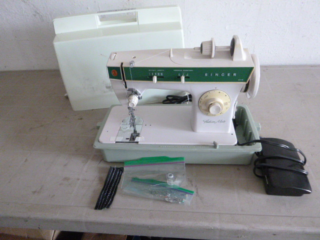 Singer Fashion Mate Sewing Machine with Case