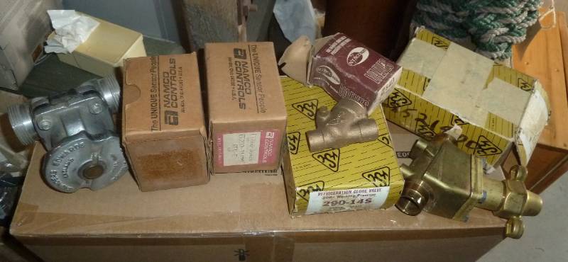 Lot of Valves - 2 brass Globe valve...