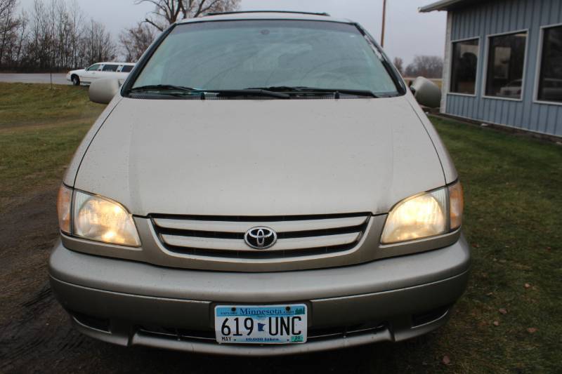 lot 4485 image: 2002 Toyota Sienna Symphony Edition