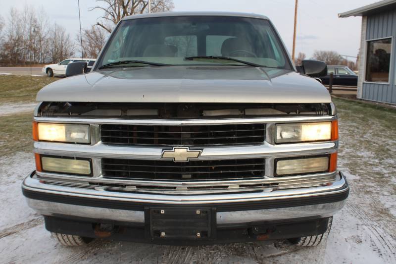 lot 4483 image: 1999 Chevrolet Tahoe LS 4x4 - 2 Owners -