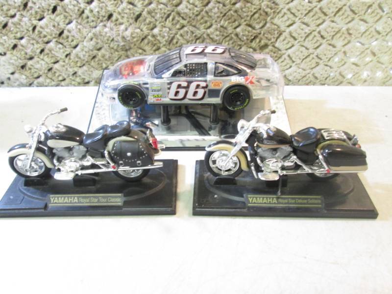 2 Yamaha Motorcycle and Race Car Fi...