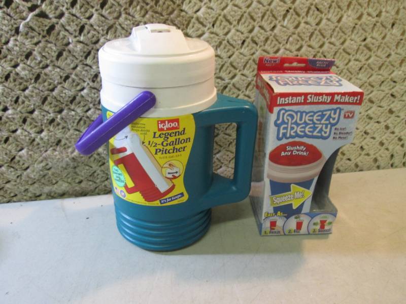 Igloo 12 Gallon Pitcher and Squeez...