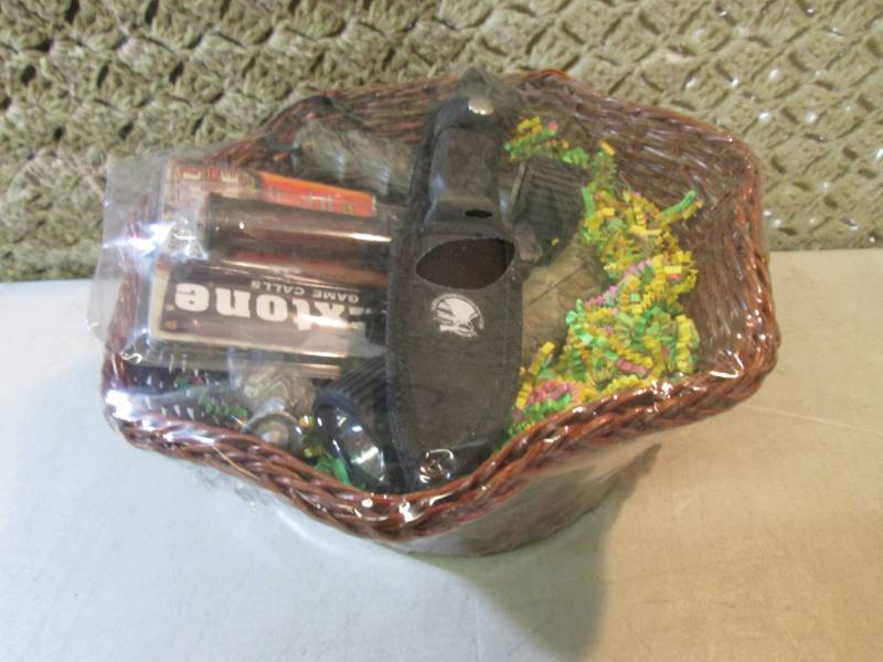 Hunters Gift Basket with Knife Flas...