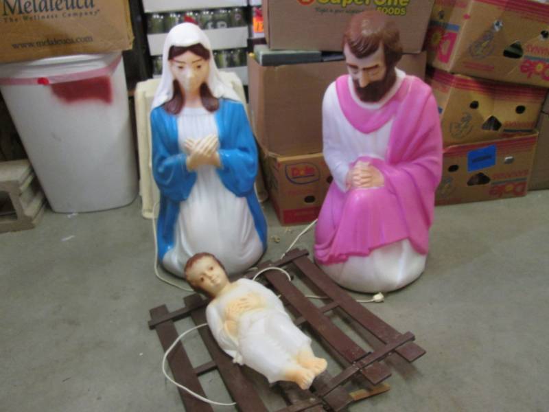 Light-Up Christmas Decor All lightu...