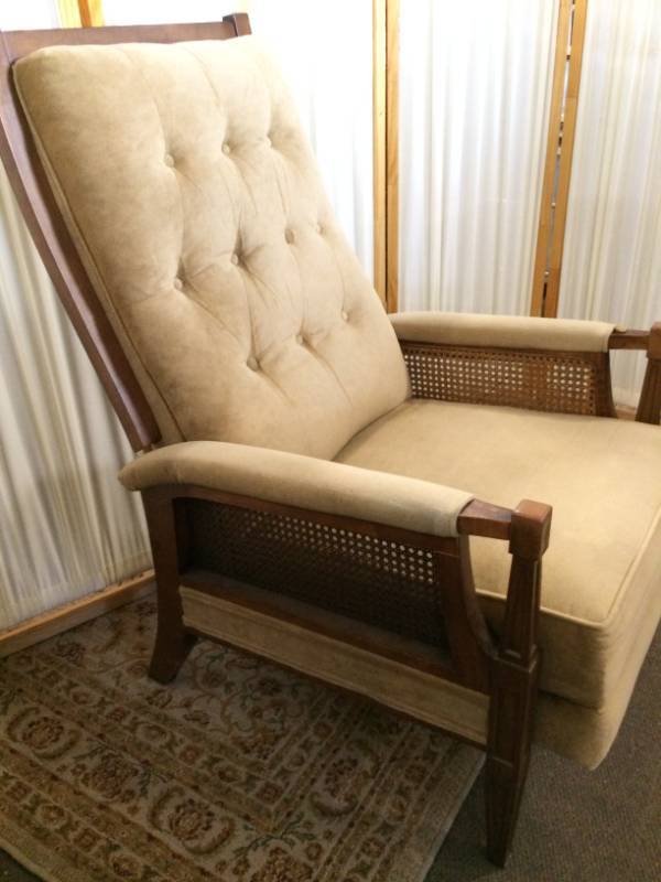 BEAUTIFUL MID-CENTURY C1970S&nbspQUALITY BURRIS TAN BUTTON TUFTED BACK WALNUT WOOD RECLINER WITH CANE SIDE INSETS ARM&nbspCHAIR - EXCELLENT CONDITION EXTRA BUTTON FOUND IN FOLD OF SEAT